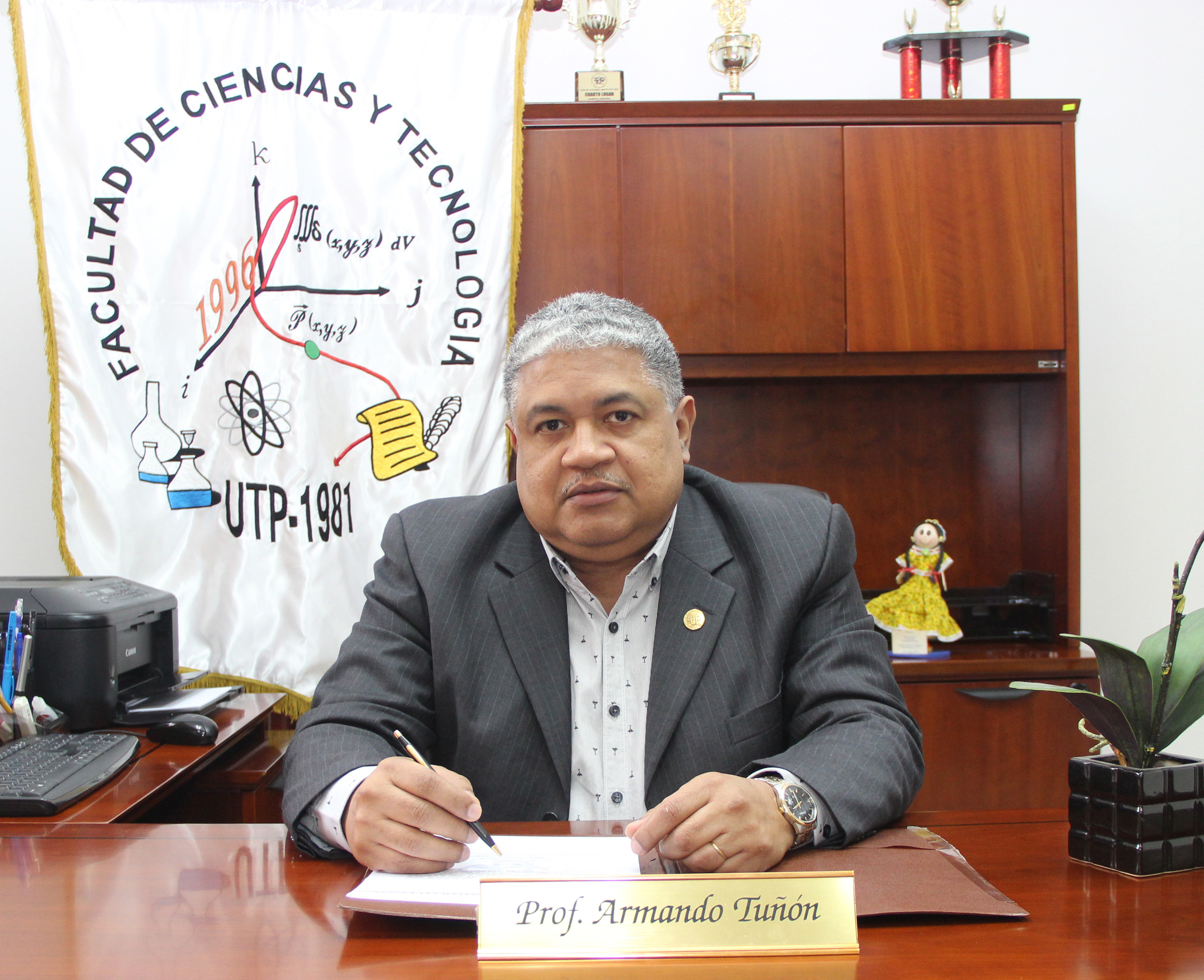 Coordinador de Postgrado Mgtr. Armando Tuñón